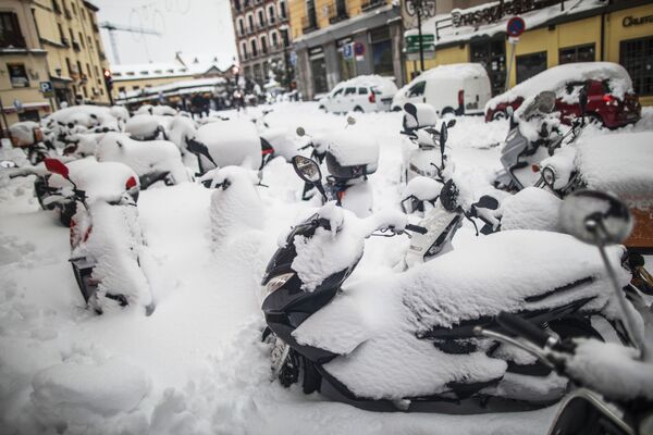 Những chiếc xe máy phủ đầy tuyết trên con phố ở Madrid - Sputnik Việt Nam