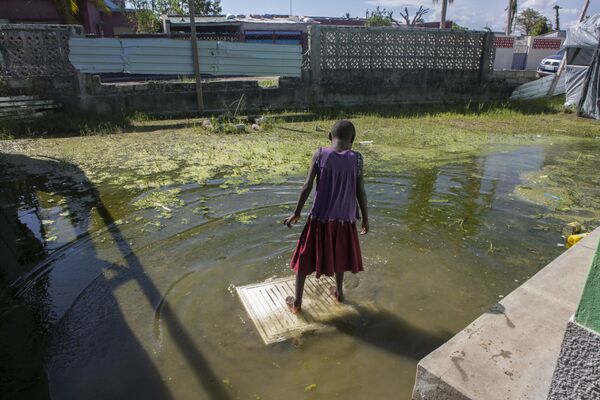 Cô bé trên mảnh ván trong trận lũ lụt ở Mozambique - Sputnik Việt Nam