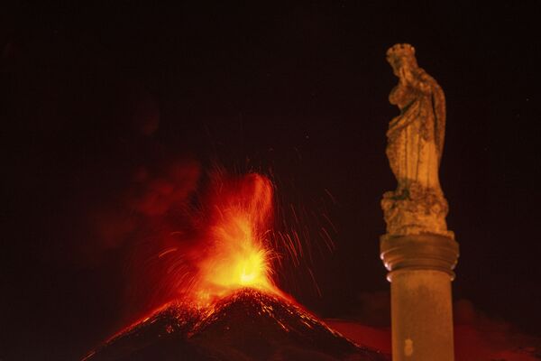 Núi Etna phun trào ở Ý - Sputnik Việt Nam