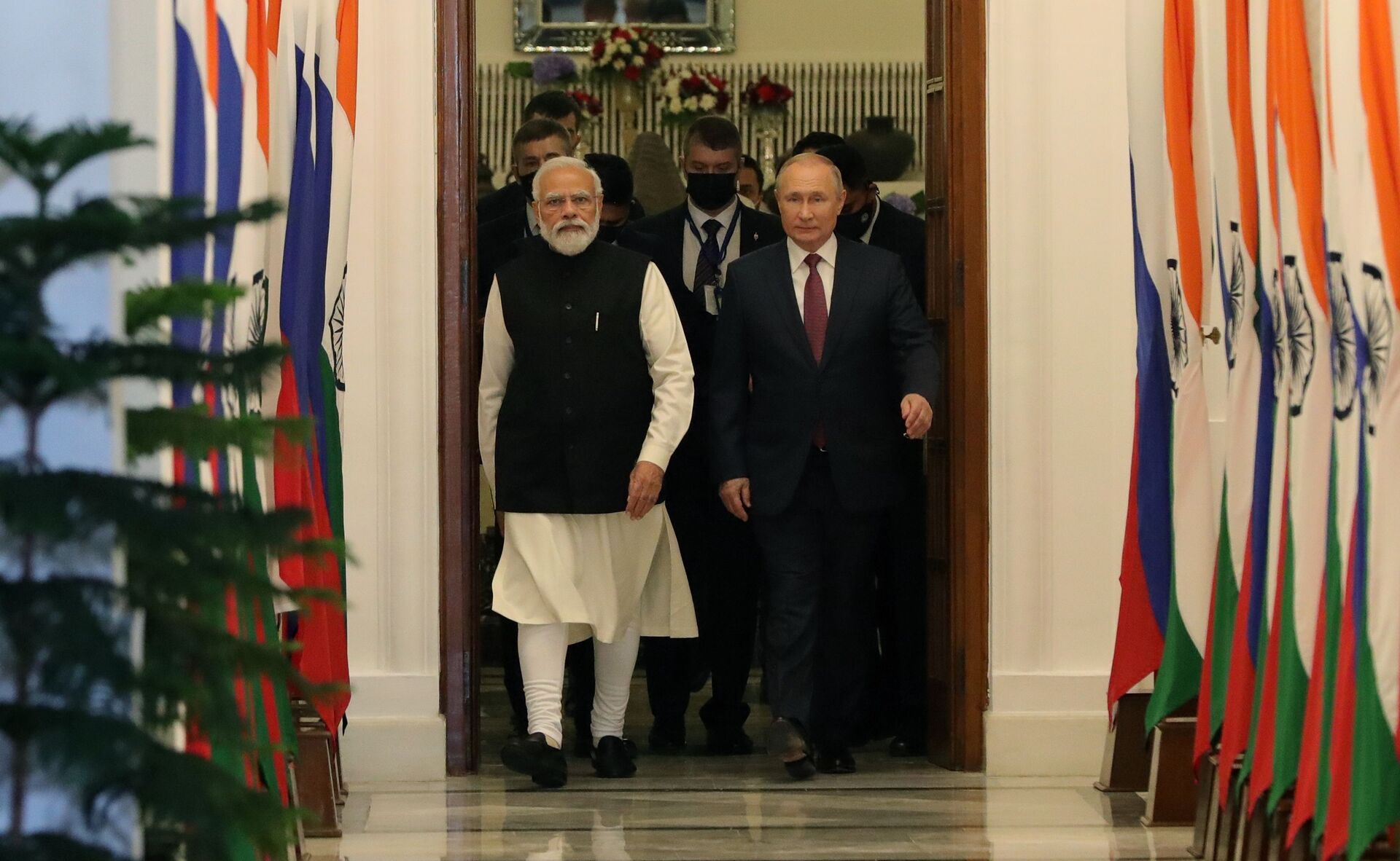Tổng thống Nga Vladimir Putin và Thủ tướng Ấn Độ Narendra Modi trong cuộc gặp tại Cung điện Hyderabad ở New Delhi - Sputnik Việt Nam, 1920, 06.12.2021