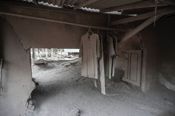Ngôi nhà bị phá hủy trong vụ phun trào núi lửa Semeru ở Indonesia - Sputnik Việt Nam