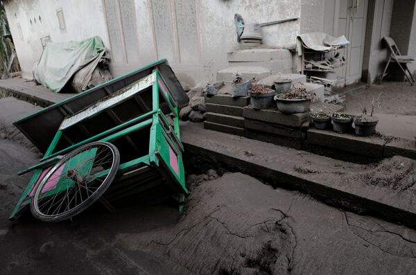 Xe hàng của một người bán hàng rong bị phá hủy sau khi núi Semeru ở Indonesia phun trào - Sputnik Việt Nam