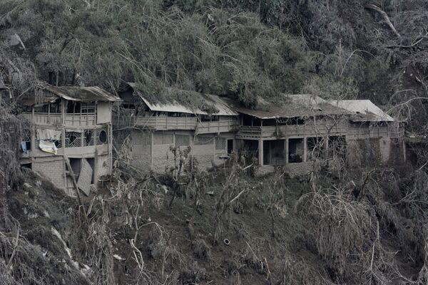 Những ngôi nhà bị phá hủy trong vụ phun trào núi lửa Semeru ở Indonesia - Sputnik Việt Nam