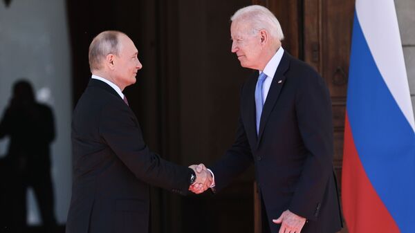 Tổng thống Nga Vladimir Putin và Tổng thống Mỹ Joe Biden trong cuộc gặp ở Geneva tại Villa La Grange - Sputnik Việt Nam