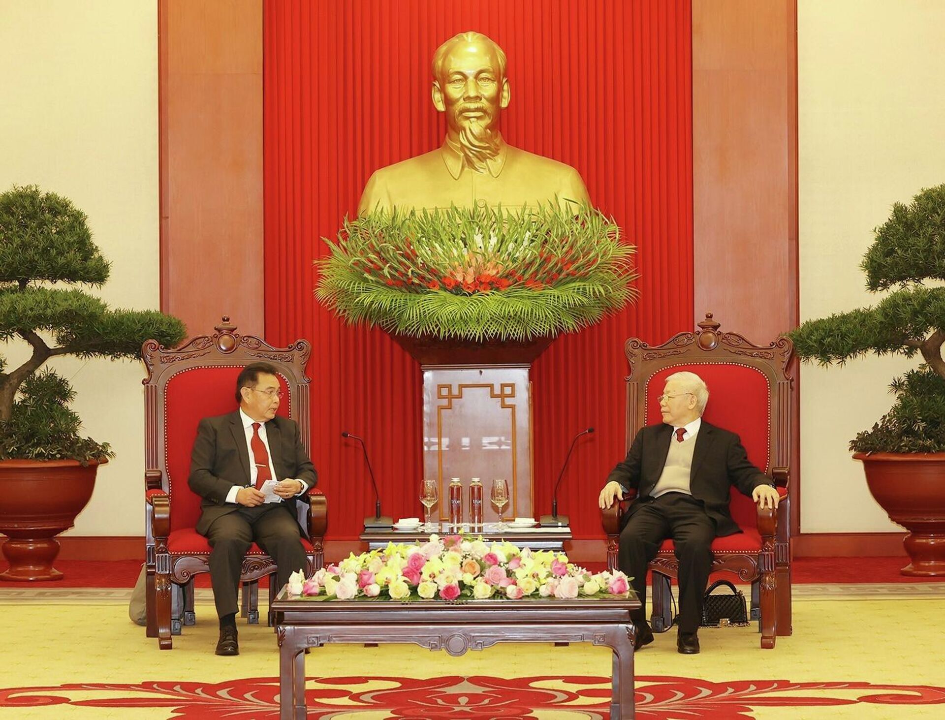 Tổng Bí thư Nguyễn Phú Trọng tiếp Chủ tịch Quốc hội Lào Saysomphone Phomvihane thăm chính thức Việt Nam - Sputnik Việt Nam, 1920, 07.12.2021