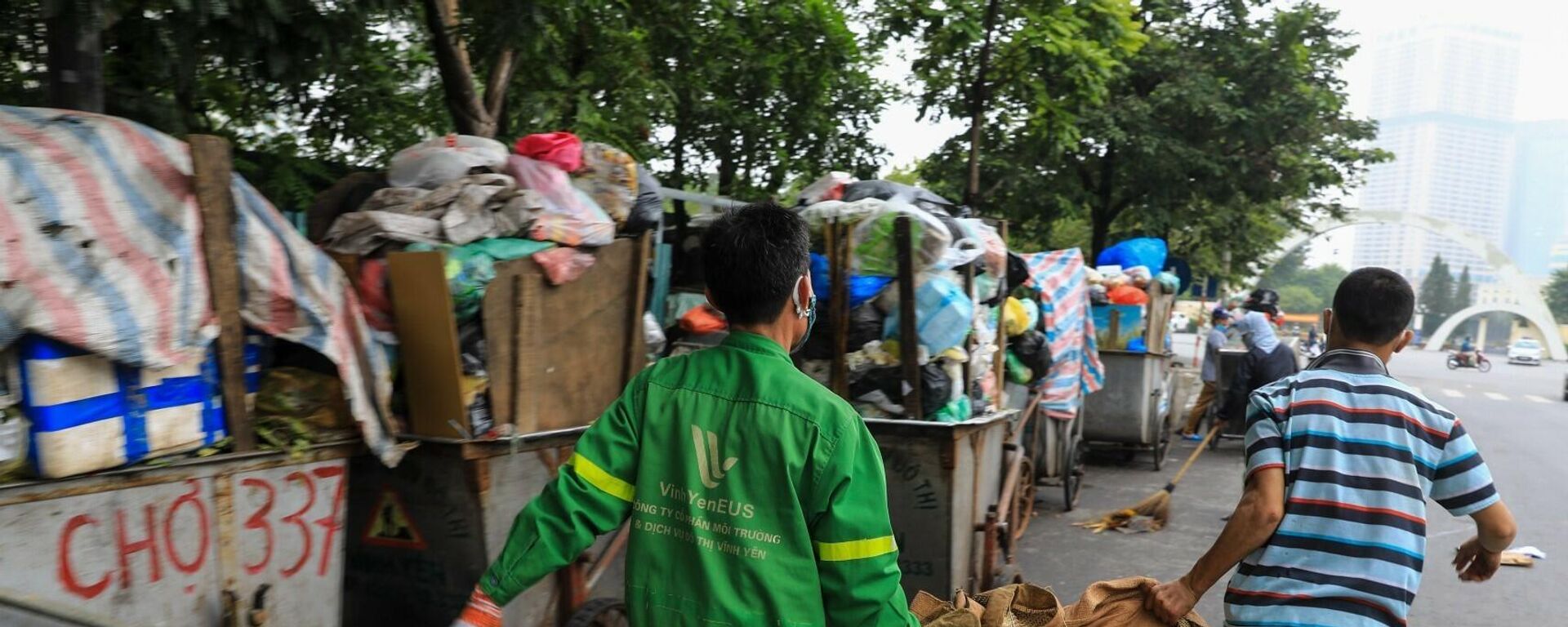 Hiện trạng ùn ứ rác thải xảy ra thường xuyên khi bãi rác Nam Sơn (huyện Sóc Sơn, Hà Nội) quá tải. - Sputnik Việt Nam, 1920, 01.01.2022