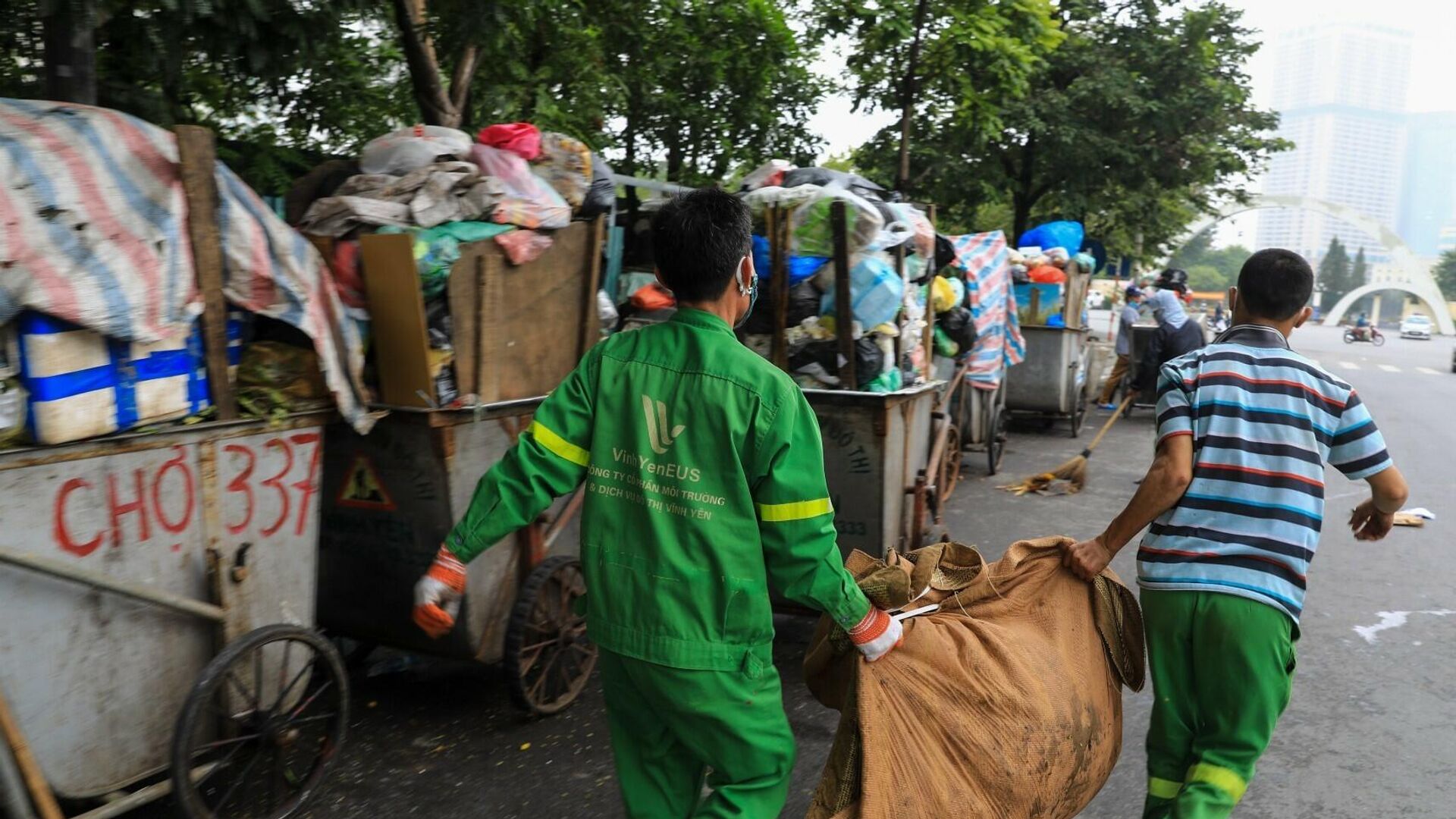 Hiện trạng ùn ứ rác thải xảy ra thường xuyên khi bãi rác Nam Sơn (huyện Sóc Sơn, Hà Nội) quá tải. - Sputnik Việt Nam, 1920, 01.01.2022