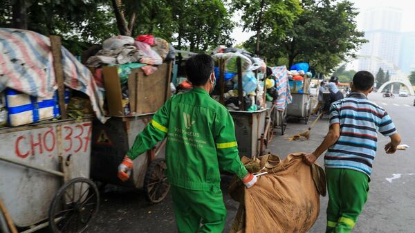 Hiện trạng ùn ứ rác thải xảy ra thường xuyên khi bãi rác Nam Sơn (huyện Sóc Sơn, Hà Nội) quá tải. - Sputnik Việt Nam