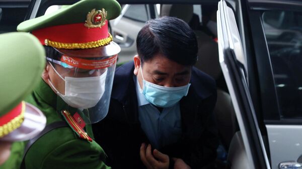 Bị cáo Nguyễn Đức Chung (cựu Chủ tịch UBND thành phố Hà Nội) được lực lượng chức năng dẫn giải đến phiên tòa.  - Sputnik Việt Nam