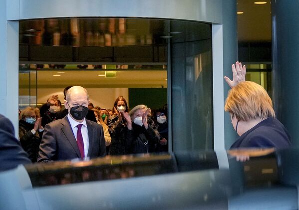 Cựu Thủ tướng Đức Angela Merkel vẫy tay chào tạm biệt tân Thủ tướng Olaf Scholz ở Berlin - Sputnik Việt Nam