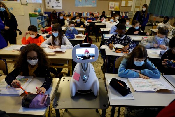 Giờ học trong trường phổ thông ở Pháp, một nữ sinh hiện diện ảo với sự hỗ trợ của robot cảm ứng từ xa Buddy - Sputnik Việt Nam