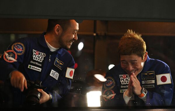 Các du khách vũ trụ Yusaku Maezawa và Yozo Hirano chào từ giã những người đưa tiễn trước cuộc phóng tên lửa đẩy «Soyuz-2.1a» - Sputnik Việt Nam