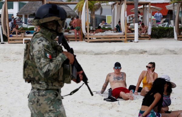 Lính hải quân tuần tra bãi biển trong khuôn khổ các biện pháp bảo đảm an ninh ở khu du lịch Cancun, Mexico - Sputnik Việt Nam