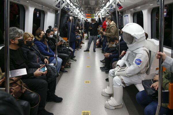Người đàn ông trong bộ dạng phi hành gia đi tàu điện ngầm để quảng bá cho Triển lãm không gian của NASA tại Istanbul, Thổ Nhĩ Kỳ - Sputnik Việt Nam