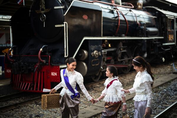 Các phụ nữ trong váy áo cổ tạo dáng bên đoàn tàu hơi nước ở Bangkok, Thái Lan - Sputnik Việt Nam