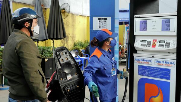 Mua bán xăng, dầu tại cửa hàng kinh doanh xăng dầu của Petrolimex - Sputnik Việt Nam