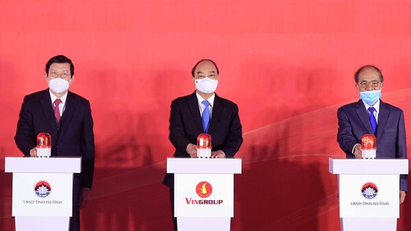 Chủ tịch nước Nguyễn Xuân Phúc dự lễ khởi công dự án Nhà máy Sản xuất Pin VinES tại khu kinh tế Vũng Áng - Sputnik Việt Nam