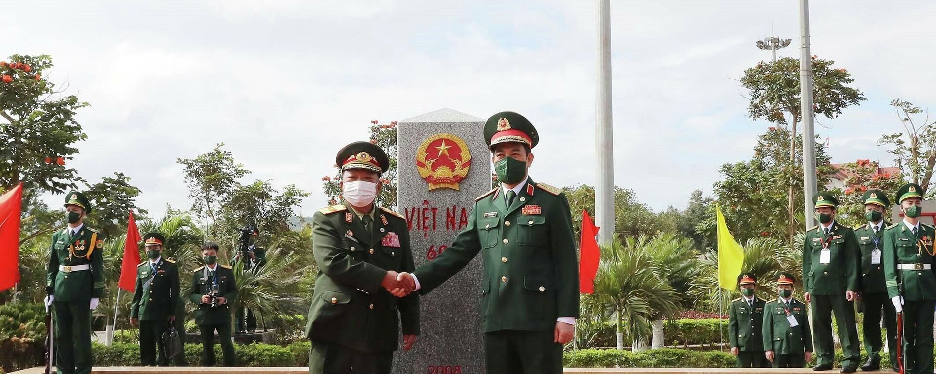 Đại tướng Phan Văn Giang và Đại tướng Chansamone Chanyalath tại cột mốc 605 thuộc cửa khẩu Lao Bảo - Sputnik Việt Nam, 1920, 13.12.2021