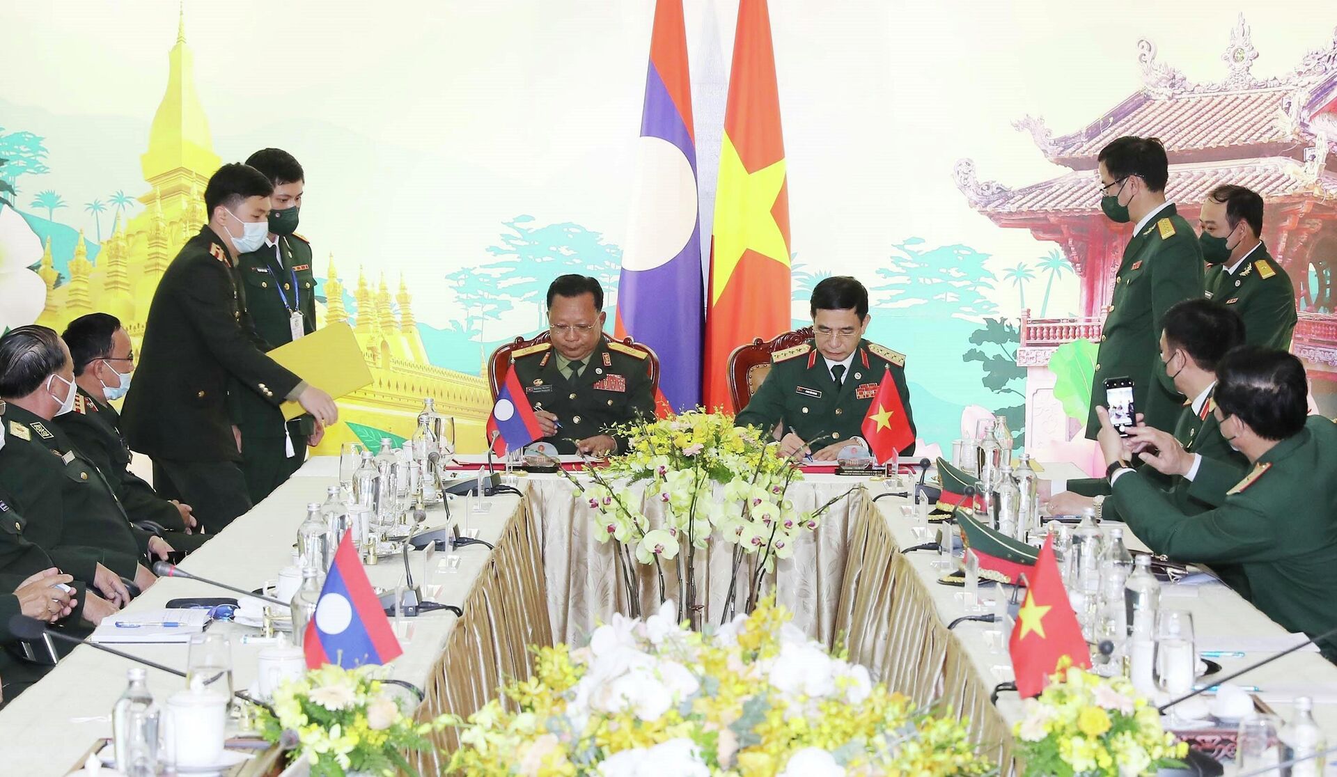 Đại tướng, Bộ trưởng Quốc phòng Phan Văn Giang và Đại tướng, Bộ trưởng Quốc phòng Lào Chansamone Chanyalath thực hiện lễ ký hợp tác giữa Bộ Quốc phòng hai nước - Sputnik Việt Nam, 1920, 13.12.2021
