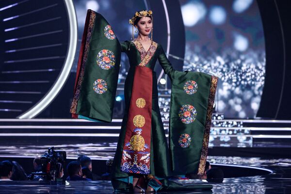 Hoa hậu Trung Quốc Shi Yin Yang trong trang phục dân tộc tại cuộc thi Hoa hậu Hoàn vũ thế giới 2021 - Sputnik Việt Nam
