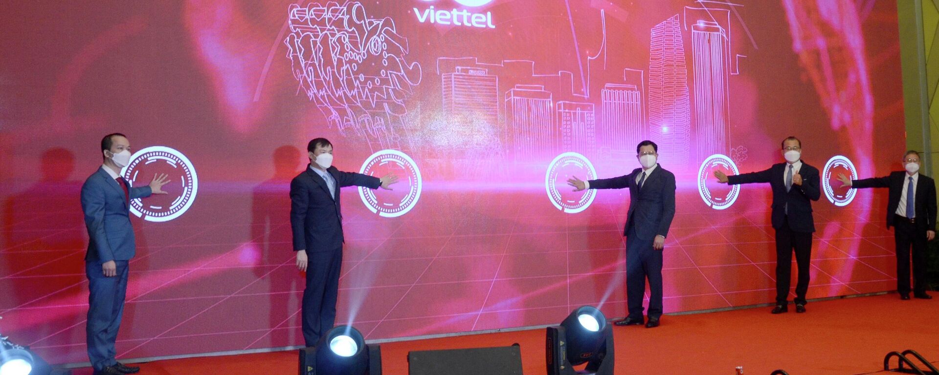 Đại diện tập đoàn Viettel và thành phố Đà Nẵng tiến hành nghi thức khai trương, đưa vào thử nghiệm dịch vụ mạng 5G - Sputnik Việt Nam, 1920, 13.12.2021