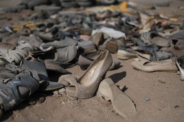 Đống giày dép secondhand chưa bán được ở Chile - Sputnik Việt Nam