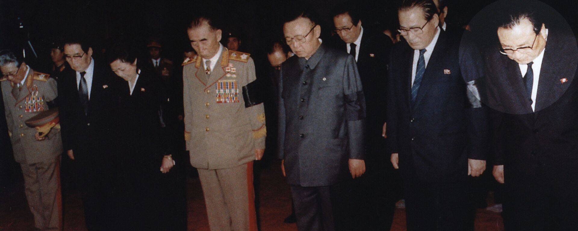 Nhà lãnh đạo CHDCND Triều Tiên Kim Kim Jong Il bên em trai Kim Yong -Ju (ngoài cùng bên phải), năm 1994 - Sputnik Việt Nam, 1920, 15.12.2021