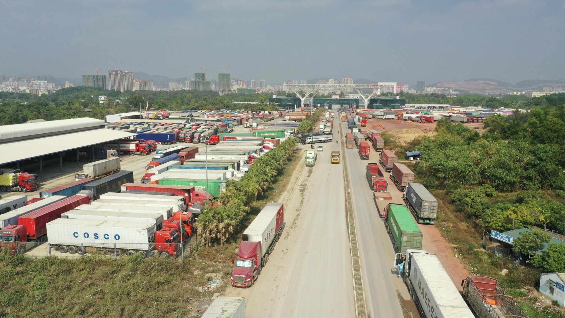 Quảng Ninh: Cửa khẩu quốc tế Móng Cái ùn tắc hơn 1.300 xe container - Sputnik Việt Nam, 1920, 15.12.2021