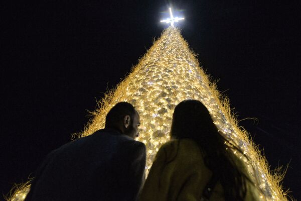 Cây thông Noel khác thường ở thành phố Cơ đốc giáo Bahdida, Iraq - Sputnik Việt Nam