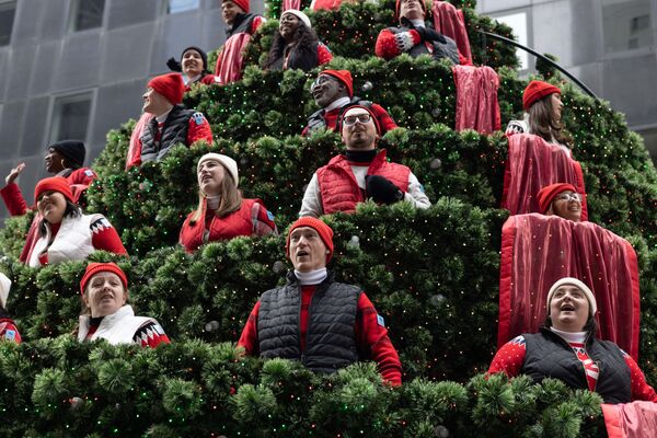 Những người hát bên cây thông Noel trong cuộc diễu hành Lễ Tạ ơn ở New York - Sputnik Việt Nam