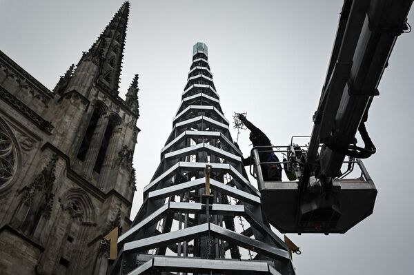 Lắp đặt cây thông Noel cao 11 mét từ thép và thủy tinh tái chế, được thiết kế bởi nhà thiết kế người Pháp Arnaud Lapierre phía trước Nhà thờ St. Andrew ở Bordeaux - Sputnik Việt Nam