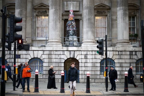 Cây thông Noel làm từ vật liệu tái chế trên ban công nhà Thị trưởng London - Sputnik Việt Nam