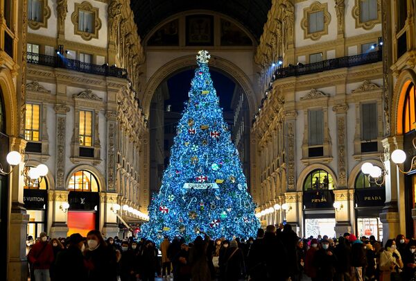 Cây thông Noel được trang trí bằng pha lê Swarovski trong trung tâm mua sắm ở Milan, Ý - Sputnik Việt Nam