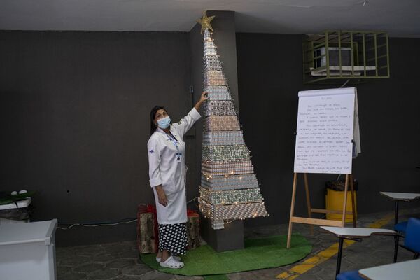 Cây thông Noel làm bằng lọ đựng vắc xin chống COVID-19 và chống cúm tại trạm y tế xã hội ở Rio de Janeiro, Brazil - Sputnik Việt Nam