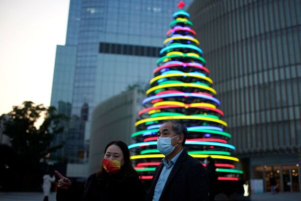 Cây thông Noel làm từ dây đèn gần trung tâm mua sắm ở Thượng Hải, Trung Quốc - Sputnik Việt Nam