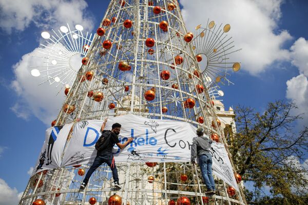 Các nhà hoạt động treo biểu ngữ trên cây thông Noel trong cuộc biểu tình ở San Salvador - Sputnik Việt Nam