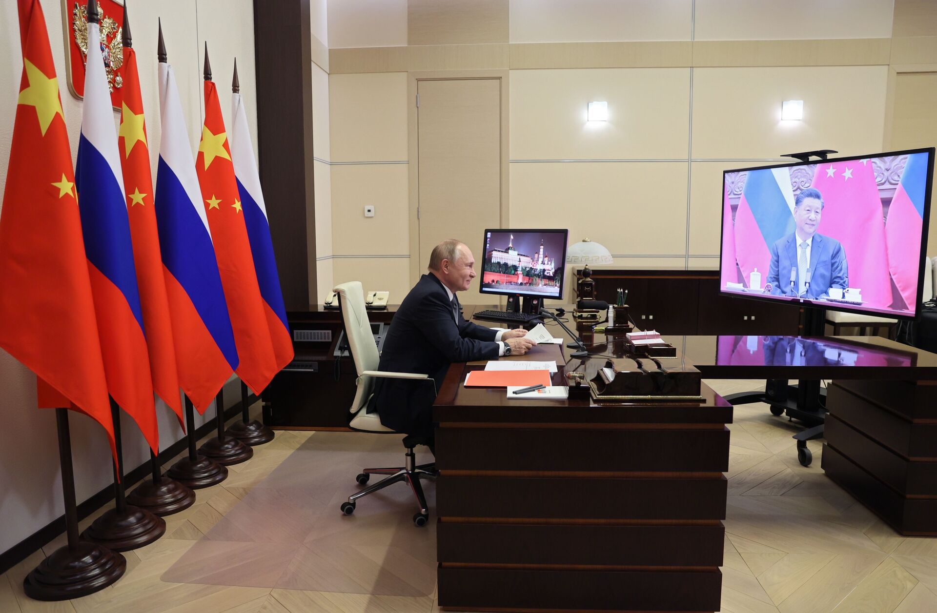 Tổng thống Nga Vladimir Putin tại cuộc gặp với nhà lãnh đạo Trung Quốc Tập Cận Bình qua liên kết video - Sputnik Việt Nam, 1920, 25.12.2021