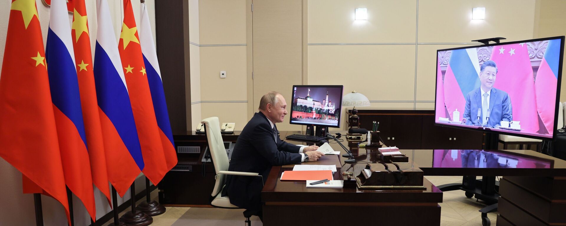 Tổng thống Nga Vladimir Putin tại cuộc gặp với nhà lãnh đạo Trung Quốc Tập Cận Bình qua liên kết video - Sputnik Việt Nam, 1920, 15.12.2021