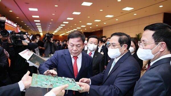 Thủ tướng Phạm Minh Chính tham quan gian trưng bày sản phẩm công nghệ số của các doanh nghiệp tham dự Diễn đàn - Sputnik Việt Nam