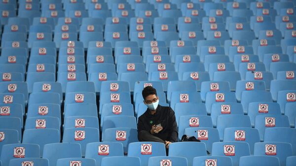 Người hâm mộ trong sân vận động vắng, bên cạnh bản chỉ dẫn giữ khoảng cách xã hội - Sputnik Việt Nam