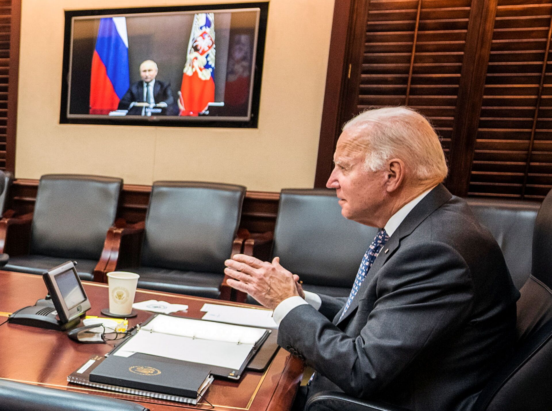 Tổng thống Mỹ Joe Biden tại cuộc gặp với nhà lãnh đạo Nga Vladimir Putin qua liên kết video - Sputnik Việt Nam, 1920, 31.12.2021