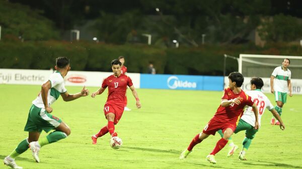 Cầu thủ Văn Thanh chuyền bóng cho đồng đội trong trận đấu gặp Indonesia - Sputnik Việt Nam