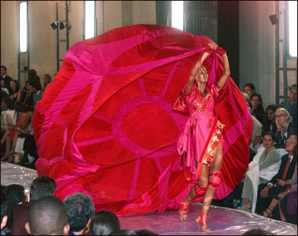 Người mẫu trình diễn chiếc váy đỏ thẫm của nhà thiết kế Anh John Galliano cho Christian Dior tại Paris - Sputnik Việt Nam