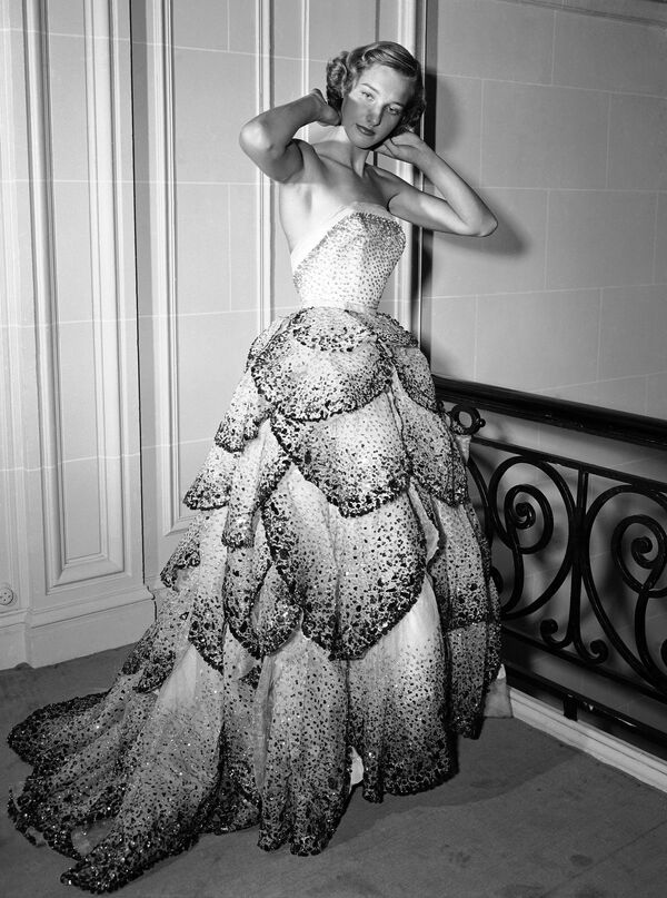 Váy dạ hội từ bộ sưu tập mùa thu của Christian Dior, 1949 - Sputnik Việt Nam