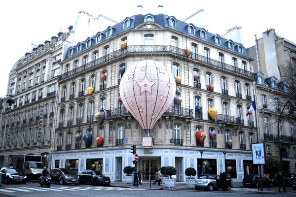 Mặt tiền của nhà thời trang Pháp và cửa hàng thời trang cao cấp Christian Dior trên Đại lộ Montaigne ở Paris - Sputnik Việt Nam