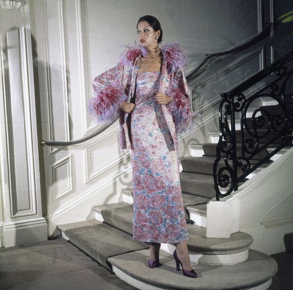 Người mẫu giới thiệu bộ sưu tập Christian Dior tại Paris, 1975 - Sputnik Việt Nam