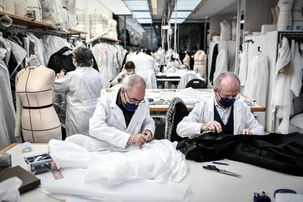 Các nhân viên làm việc với trang phục thời trang cao cấp tại xưởng của nhà mốt Christian Dior ở Paris - Sputnik Việt Nam