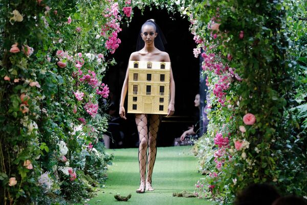 Người mẫu giới thiệu sáng tạo của Christian Dior tại Show thời trang nữ Haute Couture 2019/2020 ở Paris - Sputnik Việt Nam