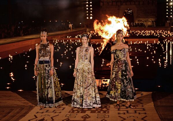 Các người mẫu trình diễn trang phục của Christian Dior trong buổi trình diễn bộ sưu tập Croisiere 2020 tại Cung điện Badi ở Marrakech - Sputnik Việt Nam