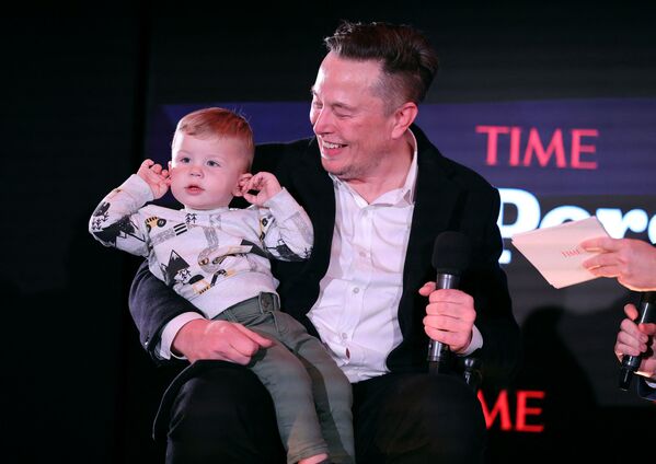 Elon Musk và con trai X A-12 trên sân khấu TIME Nhân vật của năm ở New York, Mỹ - Sputnik Việt Nam